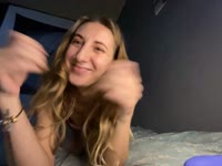 Hey jij... nieuwsgierig naar meer? Een 27-jarige geile moeder en alles behalve de standaard MILF. Klein en slank, maar 100% naturel... en ik hou ervan om bekeken te worden. Mijn spel is simpel: jou plagen tot je het niet meer houdt... laat mij je dag wat heter maken. Liefs, oepss_feke