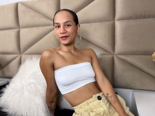 camslut showing tits MartinaAlba
