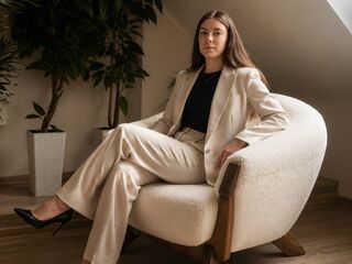 cam girl playing with dildo NicoleInfinit