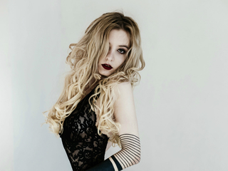 topless webcamgirl AngelikaMoebius