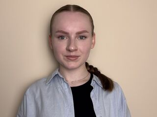 camgirl fingering shaved pussy BettyannGrenon