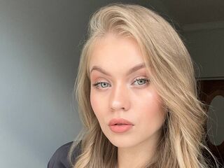 girl fingering shaved pussy ElaraBrooks