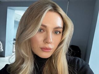 naughty camgirl masturbating with vibrator GladysAgard