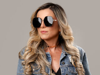 cam girl masturbating with vibrator KiaraMoraes