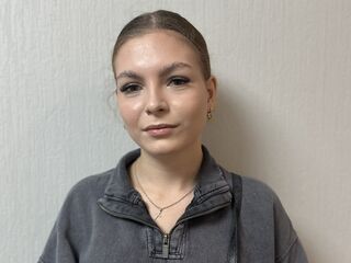 camgirl showing tits LauraTang