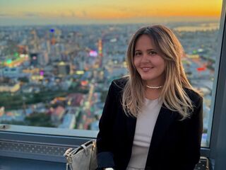 naked girl with webcam masturbating with sextoy LilyBel