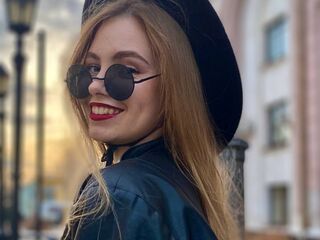 camslut fingering shaved pussy MaiaOshman