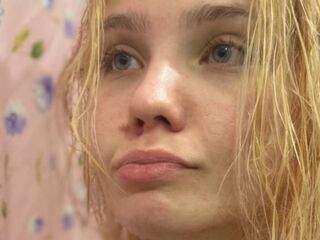 camslut fingering shaved pussy YallyGreen