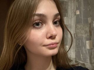 camgirl fingering shaved pussy YiBisher